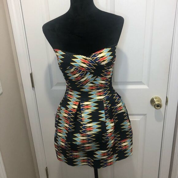 Luxxel strapless geometric design mini cocktail party dress, size small - Picture 2 of 10